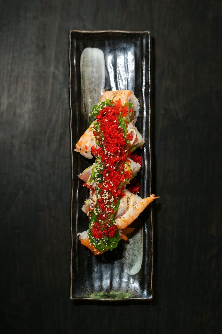 Inside Out Roll mit Tobiko, Wakame und Sesam